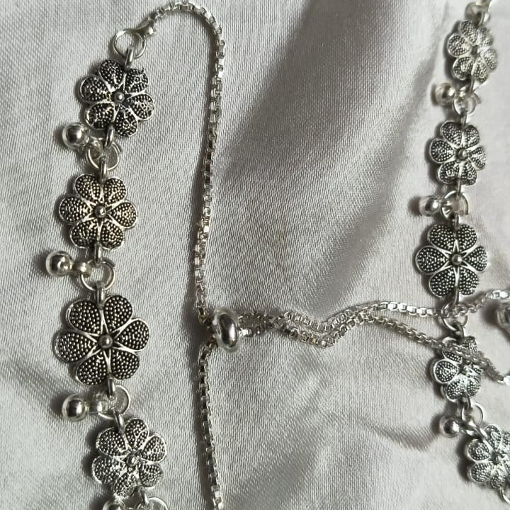 Vibrant Veils Floral Bloom Anklet