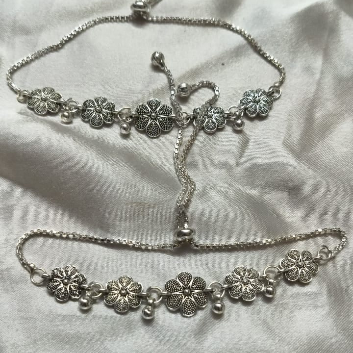 Vibrant Veils Floral Bloom Anklet