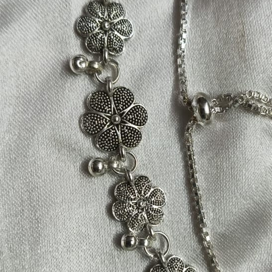 Vibrant Veils Floral Bloom Anklet