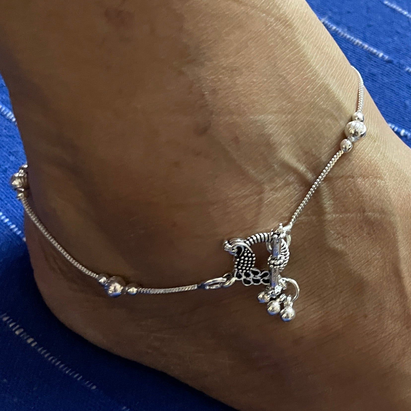 VIBRANT VEILS Classic Silver Bells Anklet