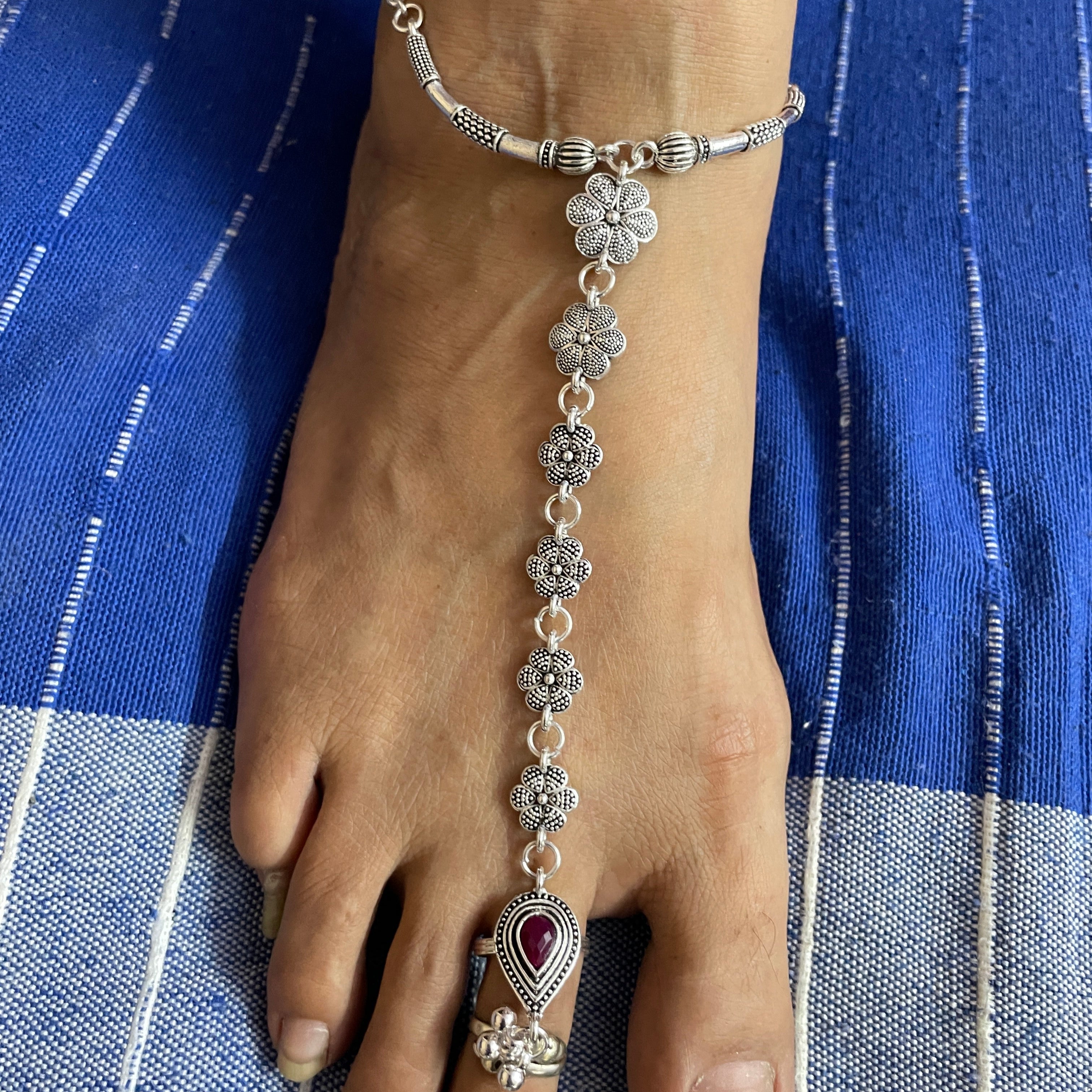 VIBRANT VEILS Oxidized Silver Floral Anklet with Toe Ring