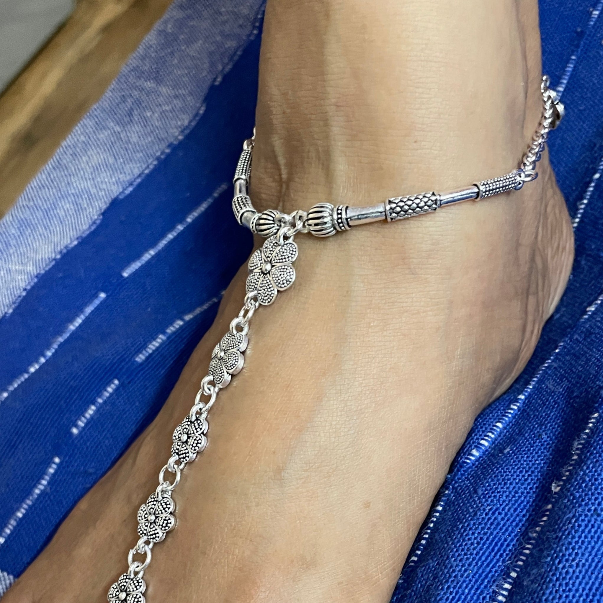 VIBRANT VEILS Oxidized Silver Floral Anklet with Toe Ring