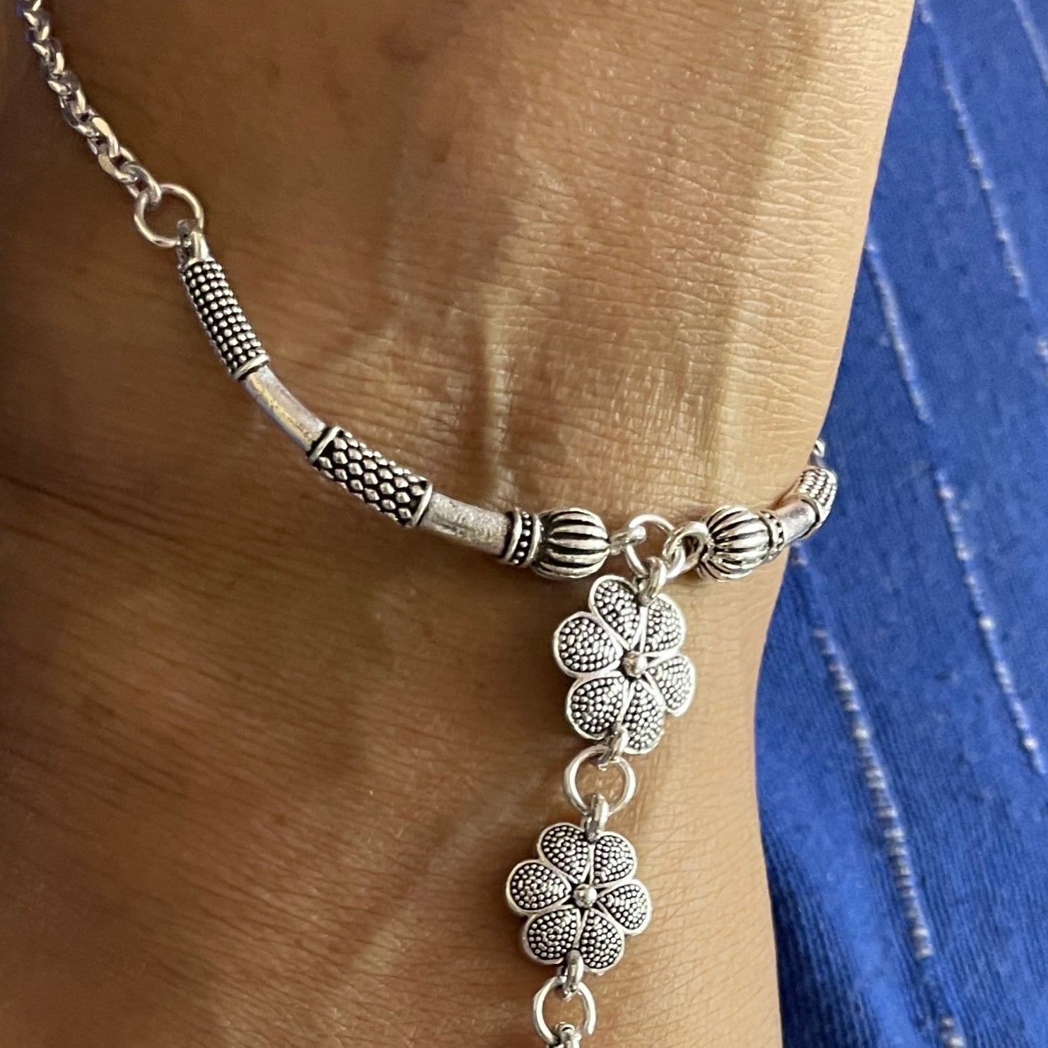VIBRANT VEILS Oxidized Silver Floral Anklet with Toe Ring