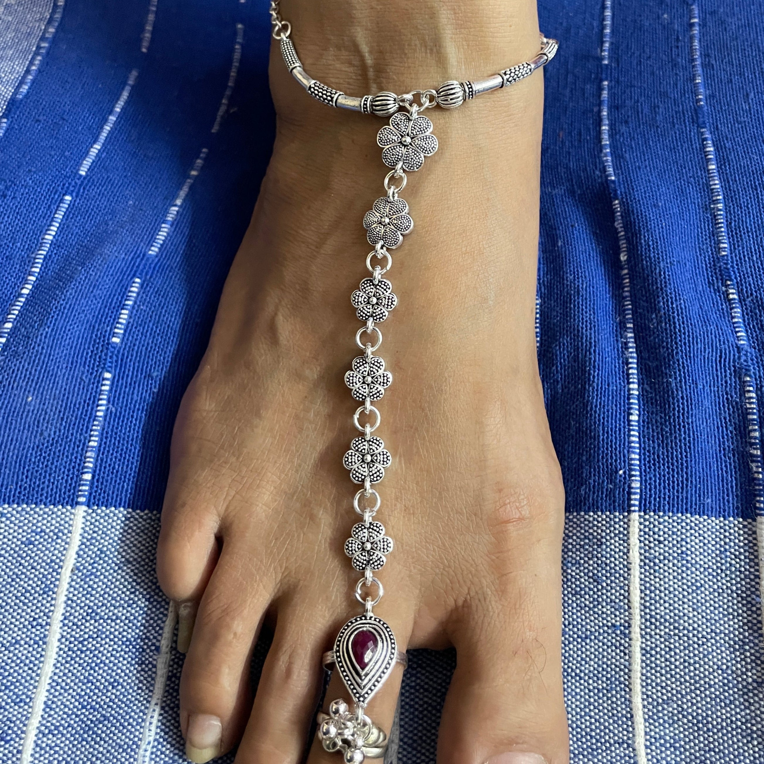 VIBRANT VEILS Oxidized Silver Floral Anklet with Toe Ring