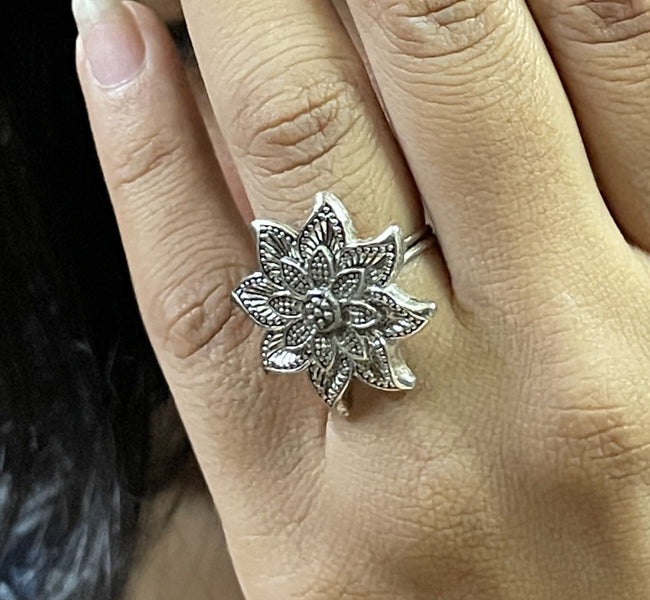 VIBRANT VEILS FLORAL INSPIRED SILVER REPLICA RING
