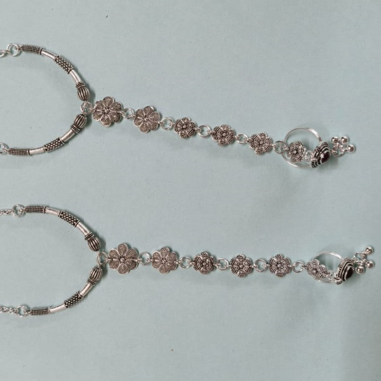 VIBRANT VEILS Oxidized Silver Floral Anklet with Toe Ring