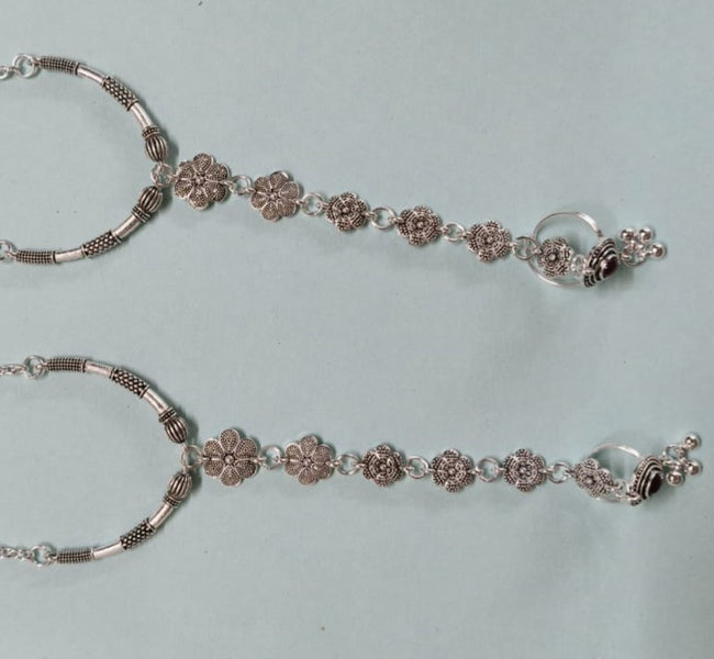VIBRANT VEILS Oxidized Silver Floral Anklet with Toe Ring