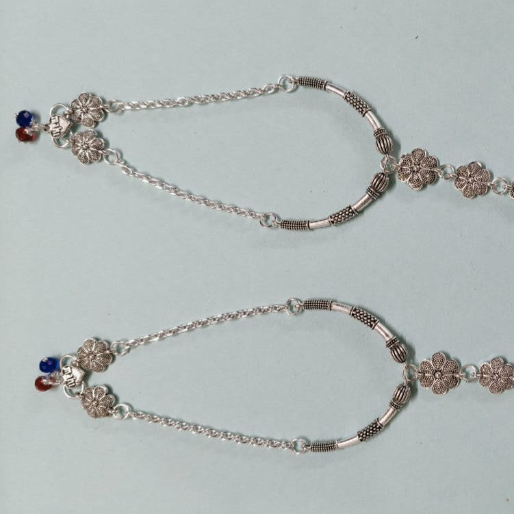 VIBRANT VEILS Oxidized Silver Floral Anklet with Toe Ring