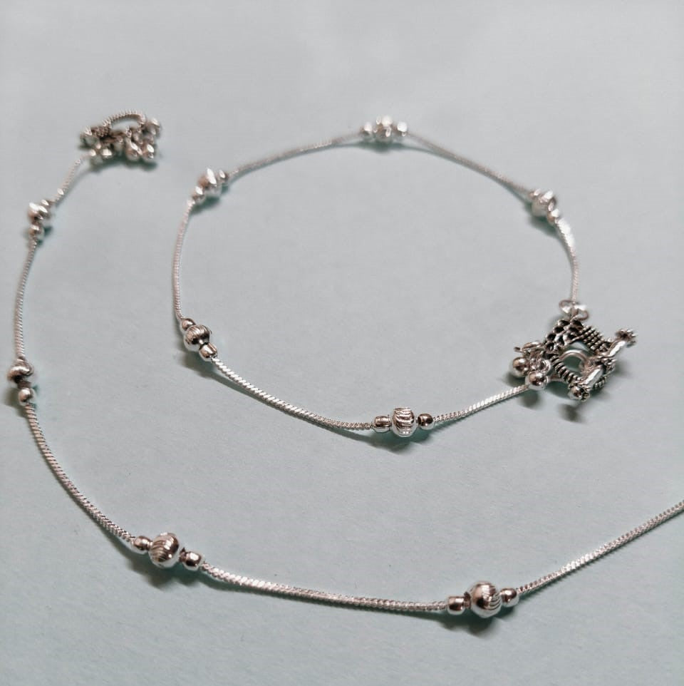 VIBRANT VEILS Classic Silver Bells Anklet