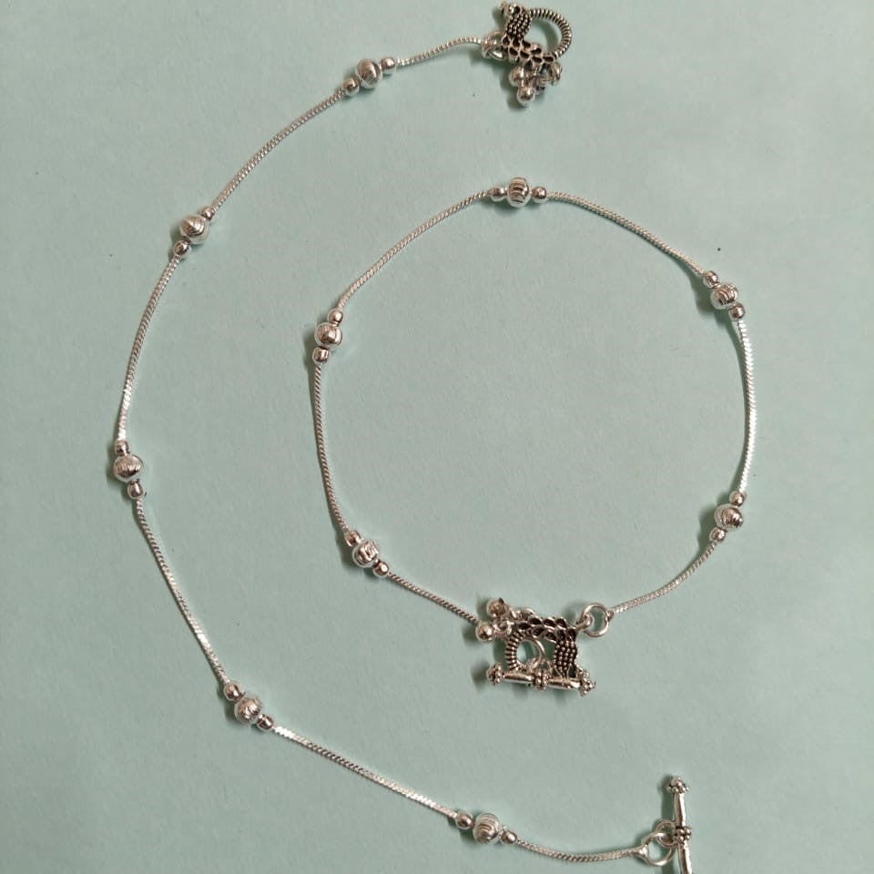 VIBRANT VEILS Classic Silver Bells Anklet