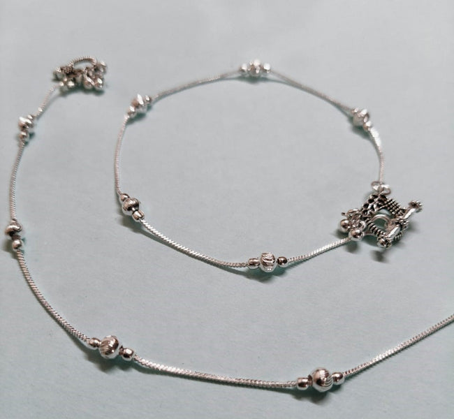 VIBRANT VEILS Classic Silver Bells Anklet